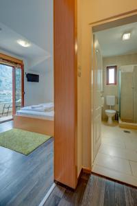 科托尔加利亚酒店的一间卧室配有一张床,浴室设有淋浴。