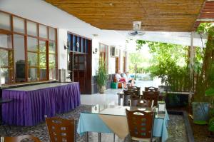 安塔利亚Cemre Otel的一间用餐室,配有紫色的桌子和椅子