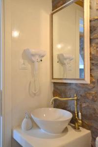 SchinopiLefteris Home的一间带水槽和镜子的浴室