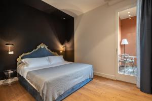博洛尼亚Mysuiteshome Apartments的一间卧室配有一张大床和蓝色床头板