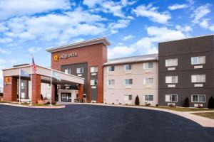 埃尔克哈特La Quinta Inn and Suites by Wyndham Elkhart的酒店前方的 ⁇ 染