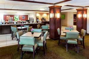 Glendale拉金塔密尔沃基海柏区酒店的一间带桌椅的餐厅和一间酒吧