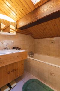 尚帕尼恩瓦努瓦茲L'arpont的浴室配有盥洗盆和浴缸。