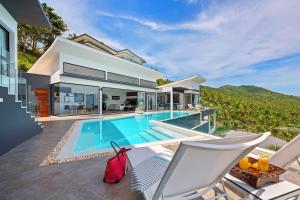 查汶PRIVATE POOL VILLA I Sea Views - Pool - Privacy & Joy的一座带游泳池和房子的别墅