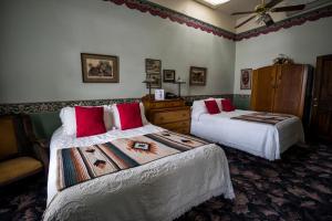 威廉姆斯红色袜带住宿加早餐旅馆的一间带两张床和梳妆台的卧室