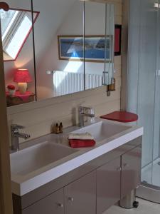 索克斯布鲁耶山住宿加早餐旅馆的浴室设有白色水槽和镜子