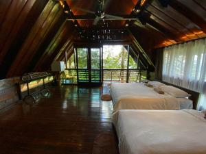 芙蓉Langit Rimba Resort的一间卧室,配有三张床