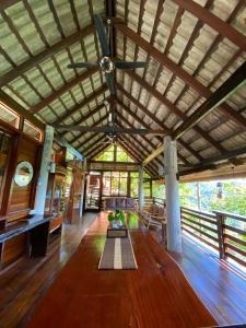 芙蓉Langit Rimba Resort的客厅配有吊扇和桌子
