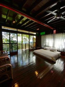 芙蓉Langit Rimba Resort的一间带一张大床的卧室,位于带窗户的房间内