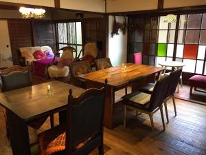 Ikutakominka villa Awa 淡的用餐室配有木桌和椅子