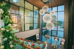 彭世洛莫瑞奇酒店的窗户、鲜花和灯光的房间