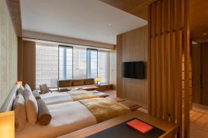 东京The Okura Tokyo的一间卧室配有一张大床和电视