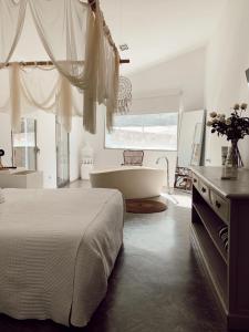 卡迪瓦拉马加客房的一间卧室设有一张大床和一个浴缸