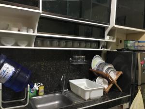 卡莫特斯群岛Sun & Sea Home Stay的厨房台面设有水槽和水槽