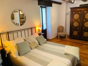 Urzainqui盎歌萨奇酒店的一间卧室配有一张大床和镜子
