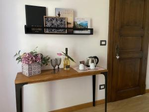 克雷米亚B&B La Dolce Casa Lago di Como的一间房间,桌子上摆放着鲜花
