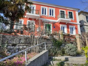 里耶卡Apartment Kantrida的一座橙色的建筑,前面设有楼梯