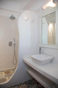 费拉歌诗达海滨别墅酒店的白色的浴室设有水槽和镜子