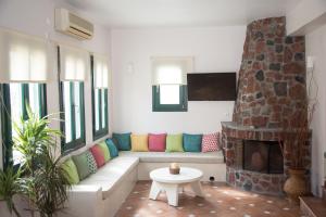 费拉歌诗达海滨别墅酒店的带沙发和壁炉的客厅