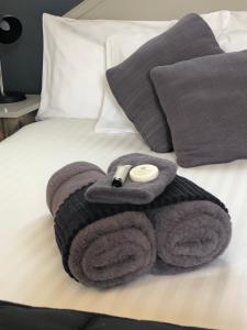 因弗雷尔因弗雷尔汽车旅馆的床上的一大堆毛巾和枕头