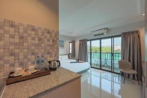芭堤雅市中心Nalanta Hotel Pattaya的酒店客房设有一张床和一个美景厨房