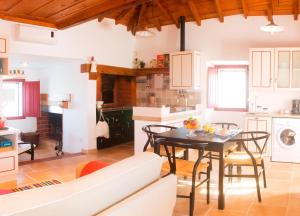 马夫拉Casas da Tia Alice的厨房以及带桌椅的用餐室。