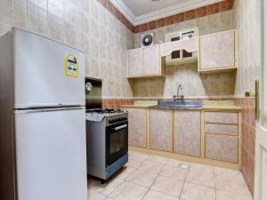 泰布克رونزا للوحدات السكنية المفروشة Rwnza Hotel Apartments的厨房配有冰箱和水槽