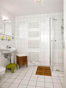 蒂门多夫Appartements Am Reiterhof Seepferdchen的白色的浴室设有水槽和淋浴。