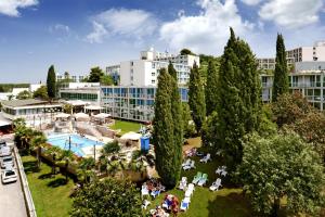 波雷奇Hotel Zorna Plava Laguna的享有带游泳池和树木的度假村的空中景致