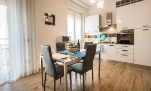 卡利亚里Wonderful apartment in Cagliari center的厨房以及带桌椅的用餐室。