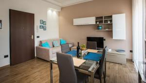 卡利亚里Wonderful apartment in Cagliari center的用餐室以及带桌子和沙发的客厅。