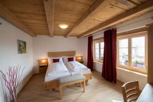 穆尔滕La Maison Salvagny的一间卧室设有一张床和两个窗户。