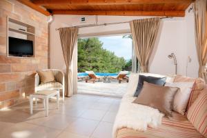 波尔Villa Zlatni Rat with pool by the beach Zlatni rat in Bol - Brac的带沙发和大窗户的客厅