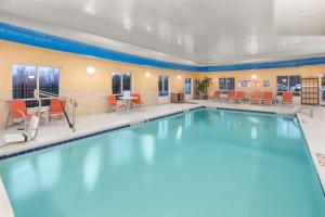 格林维尔快捷假日酒店及套房 - 格林维尔 I-85洲际公路和伍德拉夫公路的蓝色的游泳池,位于酒店客房内