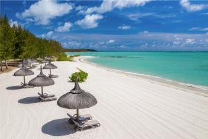 Beau Champ毛里求斯安娜希塔四季度假酒店的海滩上的一帮草伞