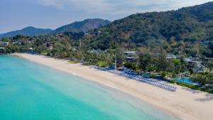 卡塔海滩Katathani Phuket Beach Resort - SHA Extra Plus的享有海滩空中美景和度假胜地