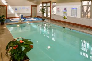 圣达菲马西堡套房酒店的大楼内的一个蓝色海水游泳池