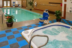 圣达菲马西堡套房酒店的一座大楼内带按摩浴缸的游泳池