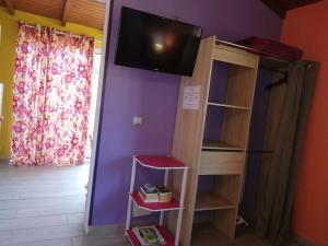 德赛Au Sable D'Or - Spa - WIfi- Piscine的客房设有一张双层床,墙上配有电视。
