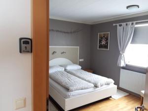 埃基斯蒂尔Stóri-Bakki Guesthouse-with hot tub的一间卧室配有一张床和镜子