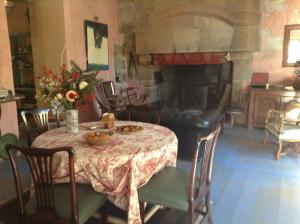 Cinais布利翁酒店的一间带桌子和壁炉的用餐室