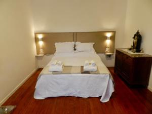 布宜诺斯艾利斯B&B Polo的一间卧室配有一张床,上面有两条毛巾