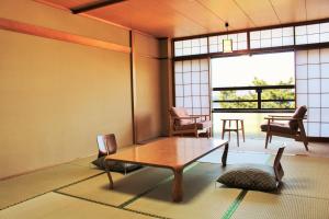宫岛宫岛海边酒店 的客房设有桌椅和窗户。