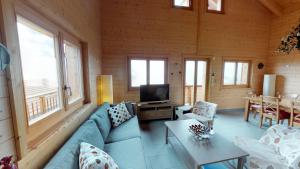 贝拉尔普Alpenlodge的客厅配有蓝色的沙发和电视