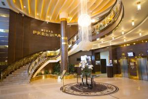 喀山里维埃拉酒店的商场内带有螺旋楼梯的大堂