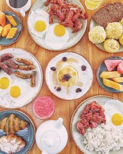 麦克坦Crimson Resort and Spa - Mactan Island, Cebu的桌上放鸡蛋和其他早餐食品
