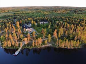 Jokijärvi塞加旅舍的水面上岛上房屋的空中景观