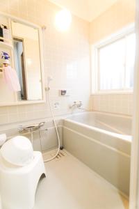 船桥市Funabashi-honchou 4choume kodate #MF1的带浴缸、卫生间和盥洗盆的浴室