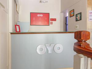 圣保罗OYO Hotel Castro Alves, São Paulo的医院房间墙上的莫氏标志