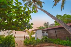 阿贡达Sea Star Resort的棕榈树海滩小屋